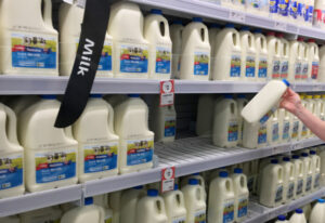 Minister calls for supermarket milk levy
