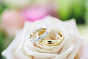 A golden temple, a wooden bow tie and a white Christmas