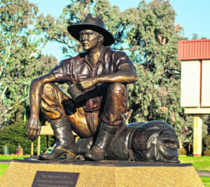 Outback Art Series – Cunnamulla ringer statue tribute to late country music icon