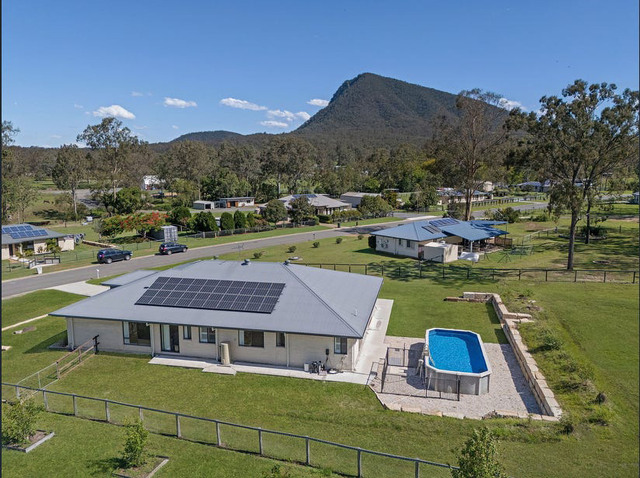 Large home and backyard in quiet cul-de-sac